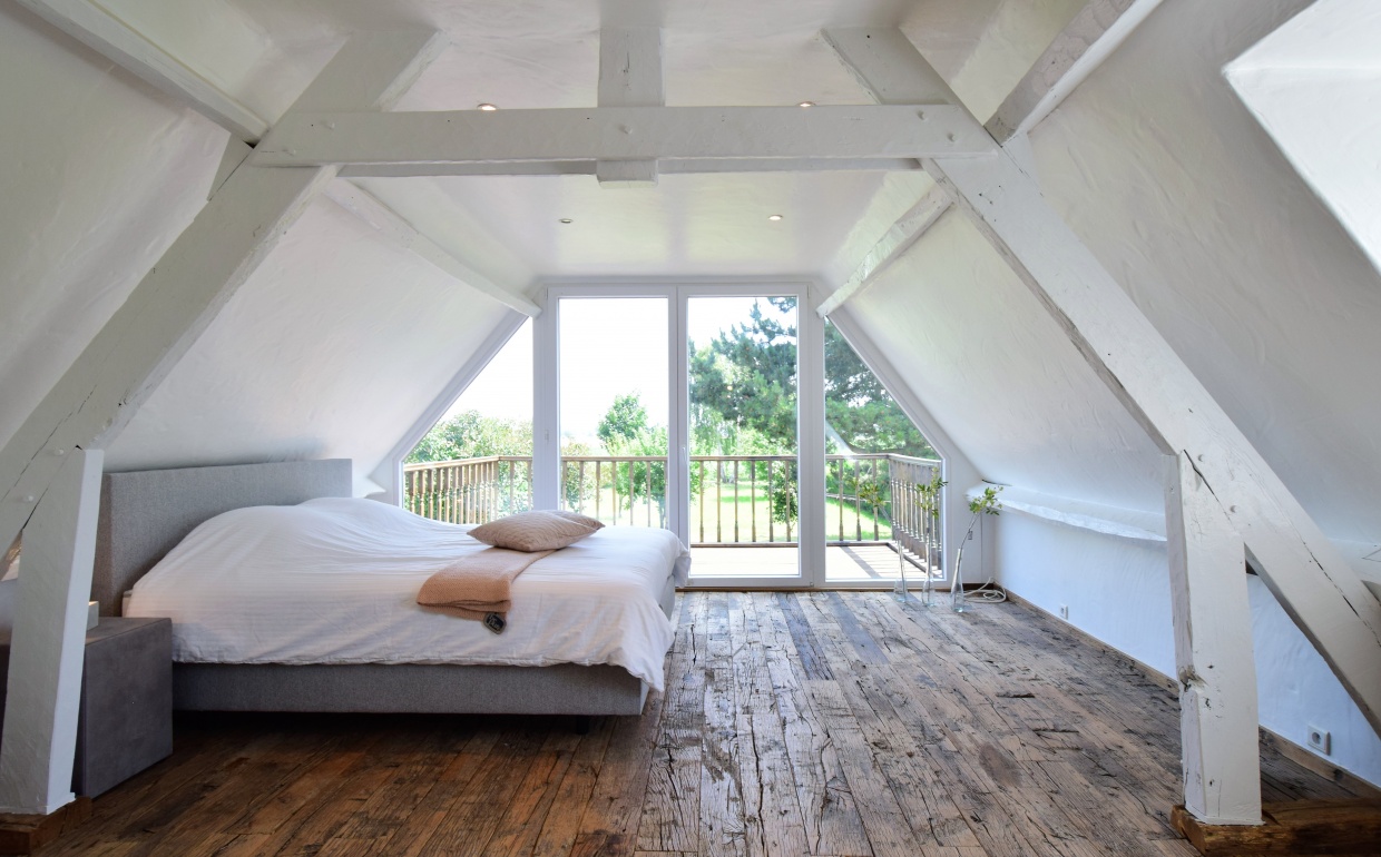 bedrooms to dream of, droomslaapkamers, slaapkamer met zicht op de velden, gecapitonneerd bed