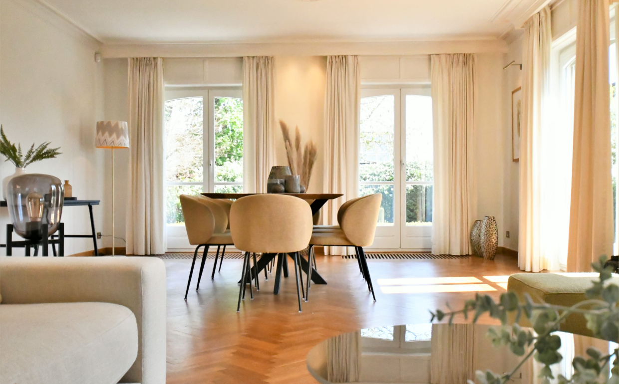 Menza mimosa chair, pampasgrassen, dtp teak tafel, styling by casa nova vastgoedstyling,